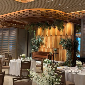 高砂は初めから木が置いていて、お花など置かなくても十分華やか|742740さんのBLEU GRACE OSAKA(ブルーグレース大阪)●BRASSグループの写真(2555822)