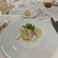 的鯛のキャベツ包み鶏のジュとシェリーヴィネガーとテーブル装飾