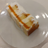 カット後のウェディングケーキ