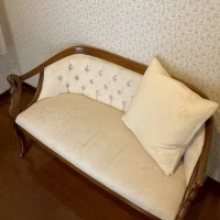 チャペル内のソファ