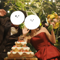 ガーデンでケーキ入刀。後ろの電飾が綺麗。