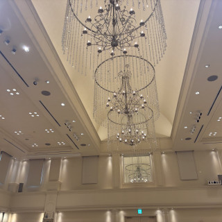 披露宴会場 天井 シャンデリア