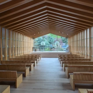 木のぬくもりを感じられる素敵なチャペル。
