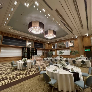 広い会社、高い天井、大きなシャンデリア、お城のようでした