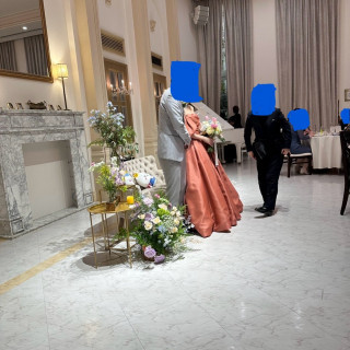 高砂正面に立つ新郎新婦