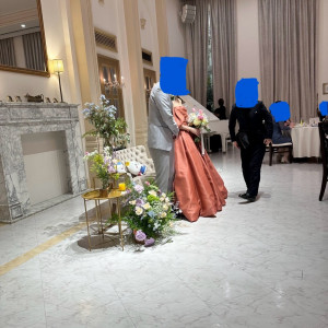 高砂正面に立つ新郎新婦|743041さんの北山迎賓館/テイクアンドギヴ・ニーズウェディングの写真(2405748)