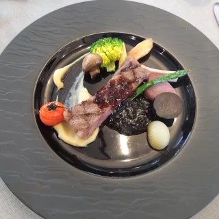 オリーブ黒毛和牛使用、ステーキとは思えない口溶けで最高に美味