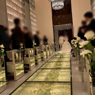 ガラスのバージンロードです。