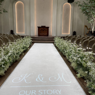 バージンロードがお花で素敵でした