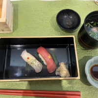お寿司とお吸い物です