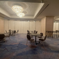 披露宴前のゲスト待合室です。会議室のような雰囲気に感じました