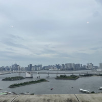 窓の外はお台場の景色が広がっています