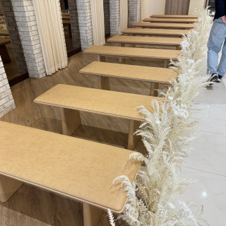 コンパクトな会場ですが背もたれがない椅子なので広く見えます