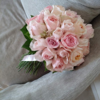 ピンクの薔薇のブーケを選びました。