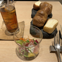 焼きたてパンはスタッフさんが運んでくれる