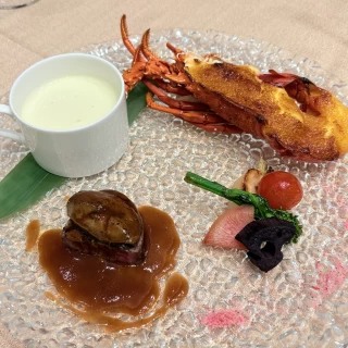メインのお肉料理と海鮮料理、スープです