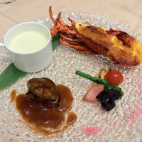 メインのお肉料理と海鮮料理、スープです
