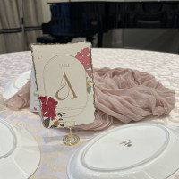 ゲストテーブルもカラフルに