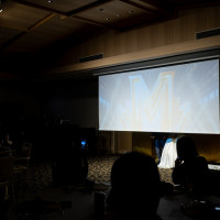 スクリーンを上げての入場