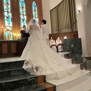 階段があり、ドレスの後ろ姿がとっで綺麗です。