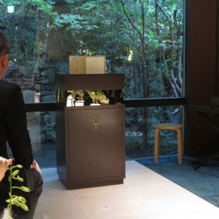 大きな窓から緑が見えます