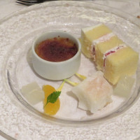 デザート　ほうじ茶のクレームブリュレとウェディングケーキ