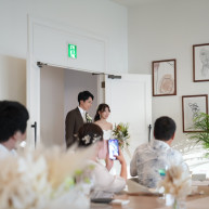 披露宴会場への入場の写真です。