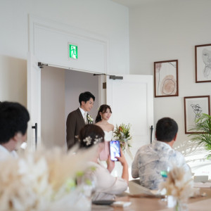 披露宴会場への入場の写真です。|743781さんの太陽が彩る自然の教会の写真(2541203)