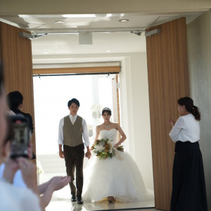 披露宴会場への入場です。|743781さんの太陽が彩る自然の教会の写真(2541195)