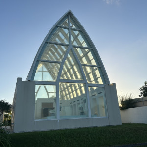 入口とは逆からのチャペルの写真です。|743781さんの太陽が彩る自然の教会の写真(2541167)