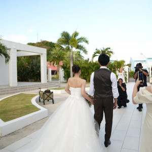 フラワーシャワーのシーンです。|743781さんの太陽が彩る自然の教会の写真(2541198)