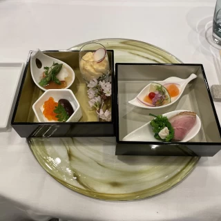 最初の冷菜オードブルです！ウニのパフェが美味しかったです♡