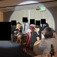 新郎新婦側ソファの対面。カーテン裏にガーデンあり