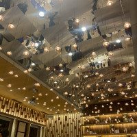 天井からたれさがるペンダントライト