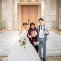 挙式後のブーケトス記念写真