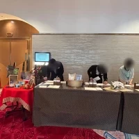 披露宴会場前の受付の様子