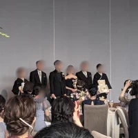 新郎新婦からの記念品贈呈