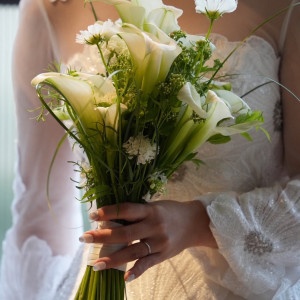 奥さんの衣装も花柄の刺繍があり、ブーケと色味が抜群でした。|744234さんのIWAI OMOTESANDO(イワイ オモテサンドウ)の写真(2540594)