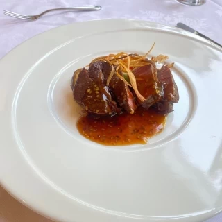 新郎の肉料理（二人で盛り付け等がまぁまぁ異なりました）