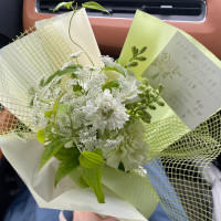 帰りに好きな色の花束をプレゼントでもらいました