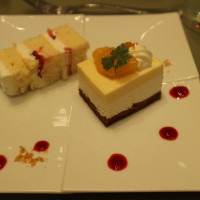 ウェディングケーキと、別のケーキの盛り合わせ