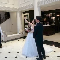 挙式後みんなより先にロビーに行き、みんなをお出迎え