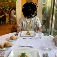 レストラン内で一般客に混じって試食しました