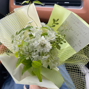 帰りに好きな色の花束をプレゼントでもらいました|744298さんのベイサイド迎賓館（和歌山）/テイクアンドギヴ・ニーズウェディングの写真(2421119)