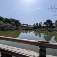 美しい庭園が望める橋からの眺め。