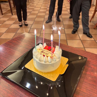 誕生日のゲストへのサプライズケーキ