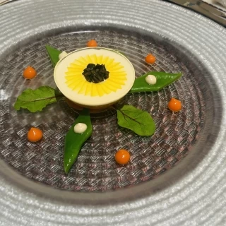 ジュレで固めた彩りのよい食べやすい料理