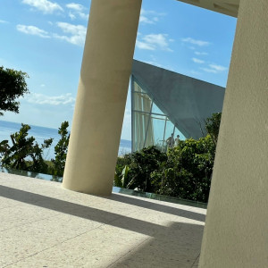 待合席の外。ここで写真も撮れる。|744449さんのサザンチャペル／KIRANAH RESORT（キラナリゾート）沖縄の写真(2413808)