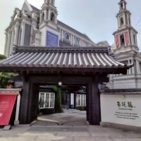 重厚な門構え