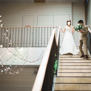 階段からの入場で注目浴びること間違いなし！|744467さんのInStyle wedding KYOTO/テイクアンドギヴ・ニーズウェディングの写真(2416513)